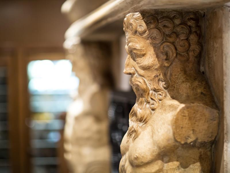 Art Nouveau Palace Hotel Praga Esterno foto The photo shows a close-up view of decorative sculptures resembling classical figures, possibly depicting mythological characters. The figures are carved with detailed features, including curly hair and bearded faces. They are positioned on either si